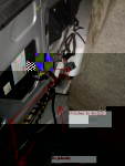 Držák jednotky a kabel do jednotky. Jak je tam ta spleť šipek, tak to má asi 3 metry a končí to příšerností s třemi skleněnými pojistkami, co už jsem tu fotil. Celé zastrčené do konektoru na foto.